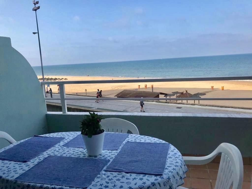 Gatu Premium Villa Isabel Terraza,Parking,1ºlinea Playa,Wifi,Vista Al Mar , Preferente Mayores De 25 Anos Y Familias Cádiz Exteriör bild