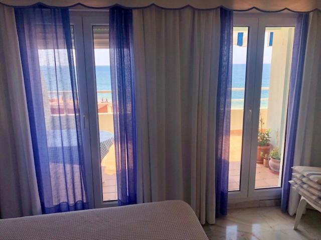 Gatu Premium Villa Isabel Terraza,Parking,1ºlinea Playa,Wifi,Vista Al Mar , Preferente Mayores De 25 Anos Y Familias Cádiz Exteriör bild